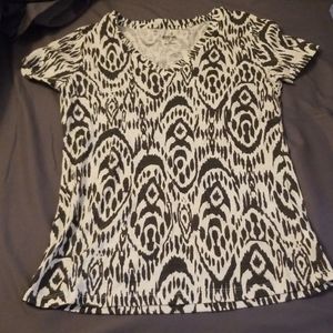 V-neck black and white designed t-shirt